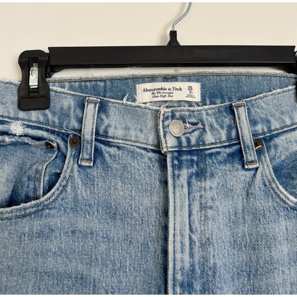 Light Wash Abercrombie The 90s Straight Ultra High Rise 26/2 - Picture 3 of 6